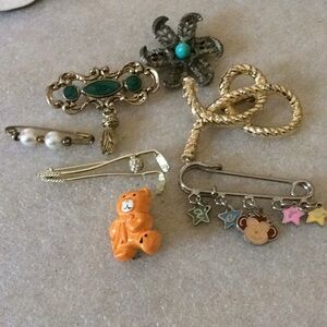 Vintage bundle of 7 brooch